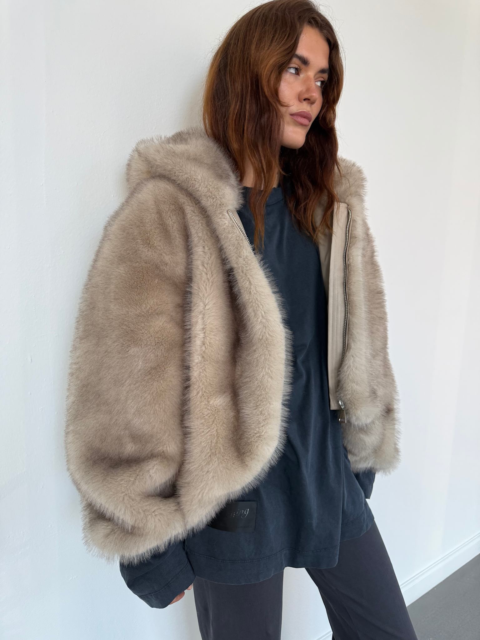 ジャケット・アウター THE BARNNET sami eco-fur jacket - beige THE BARNNET sami eco-fur jacket - beige