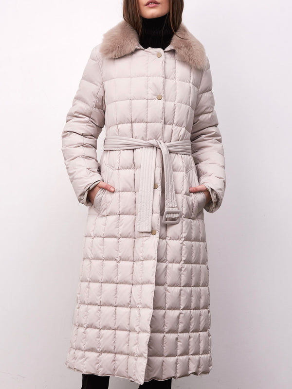 A stylish beige quilted coat with a fur collar and belt, perfect for winter, featuring a comfortable fit by MEOTINE.